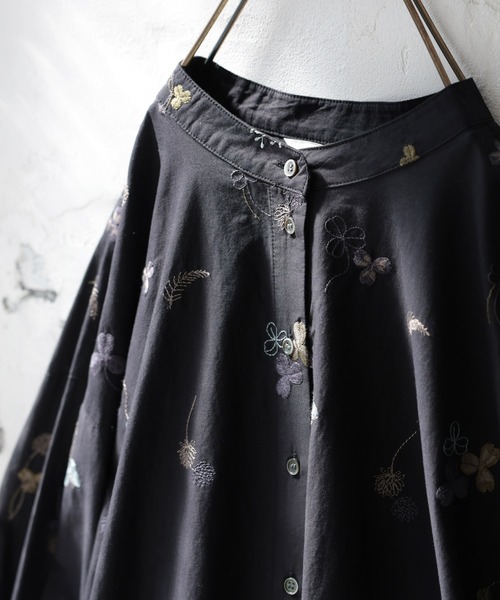 soulberry（ソウルベリー）の「ちいさな花とクローバーのブラウス（シャツ/ブラウス・レディース・ブラック・L/M/4L/3L/LL）」の8枚目の写真