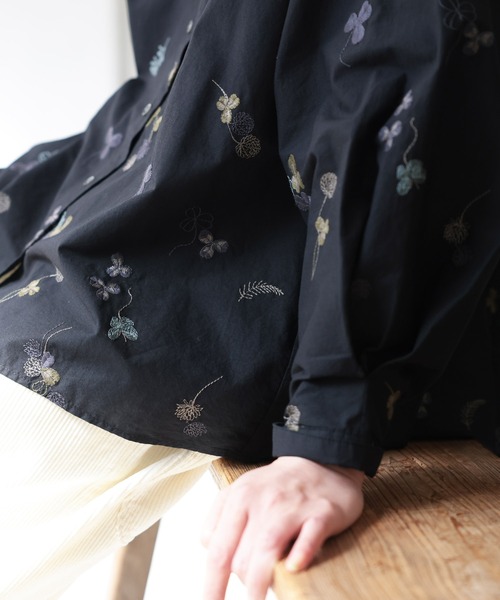 soulberry（ソウルベリー）の「ちいさな花とクローバーのブラウス（シャツ/ブラウス・レディース・ブラック・L/M/4L/3L/LL）」の10枚目の写真