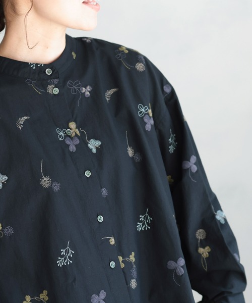 soulberry（ソウルベリー）の「ちいさな花とクローバーのブラウス（シャツ/ブラウス・レディース・ブラック・L/M/4L/3L/LL）」の12枚目の写真