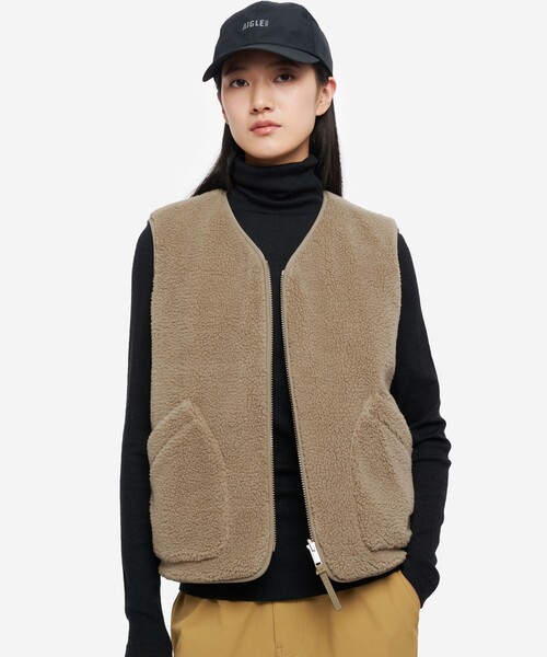 AIGLE(エーグル)の「Repreve中綿インサレーション リバーシブルキルティングボアベスト(ダウンベスト・レディース・ベージュ/ホワイト/ダークネイビー・38/36/40)」の2枚目の写真