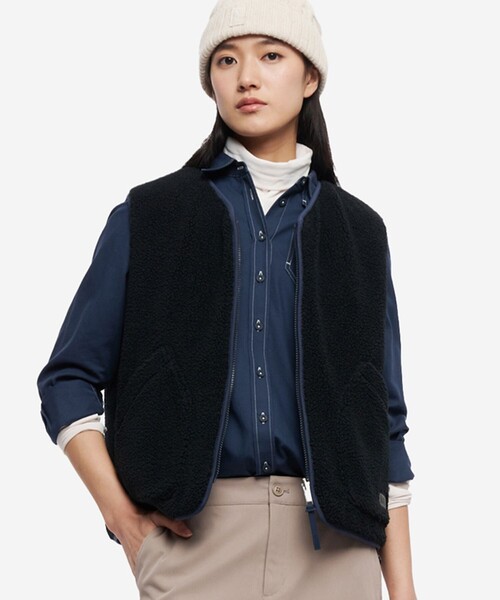 AIGLE(エーグル)の「Repreve中綿インサレーション リバーシブルキルティングボアベスト(ダウンベスト・レディース・ベージュ/ホワイト/ダークネイビー・38/36/40)」の3枚目の写真