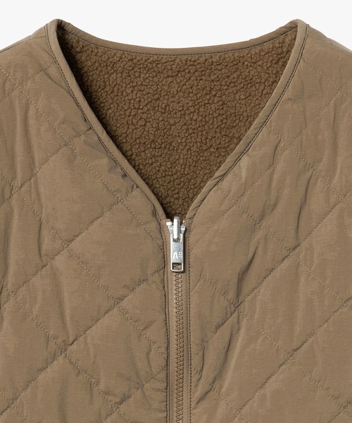 AIGLE(エーグル)の「Repreve中綿インサレーション リバーシブルキルティングボアベスト(ダウンベスト・レディース・ベージュ/ホワイト/ダークネイビー・38/36/40)」の4枚目の写真