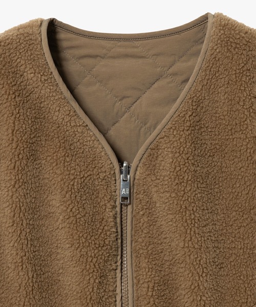 AIGLE(エーグル)の「Repreve中綿インサレーション リバーシブルキルティングボアベスト(ダウンベスト・レディース・ベージュ/ホワイト/ダークネイビー・38/36/40)」の7枚目の写真
