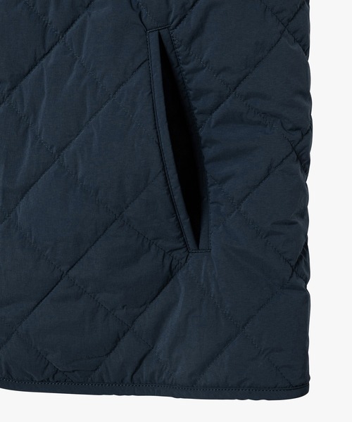 AIGLE(エーグル)の「Repreve中綿インサレーション リバーシブルキルティングボアベスト(ダウンベスト・レディース・ベージュ/ホワイト/ダークネイビー・38/36/40)」の13枚目の写真