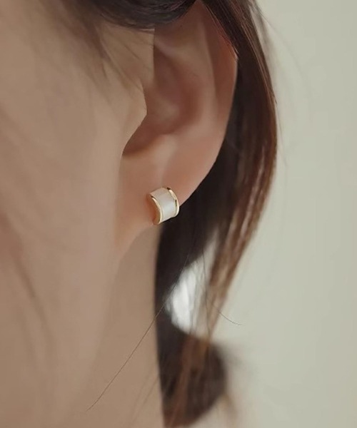 yu-ka（ユーカ）の「YU-KA:バイカラー チューブピアス bi-color tube pierce（ピアス（両耳用）・レディース・ゴールド・FREE）」の4枚目の写真