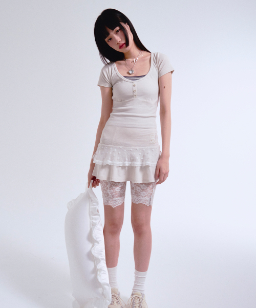 PRENDA(プレンダ)の「SHIRRING LACE FRILL TEE OATMEAL(Tシャツ/カットソー・レディース・その他・FREE)」の1枚目の写真