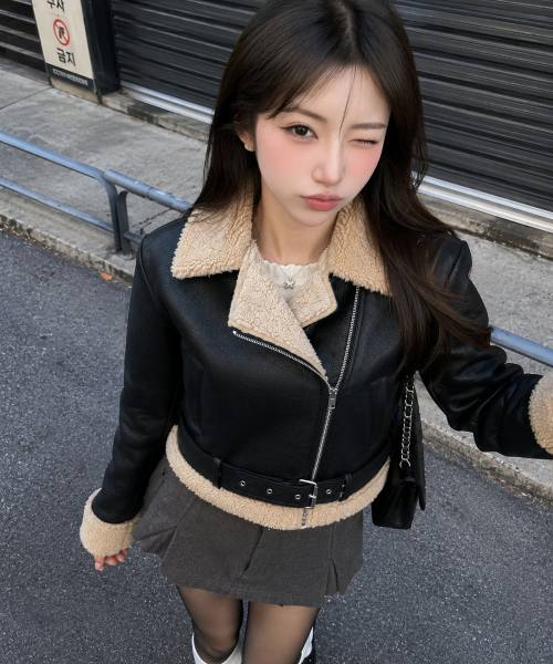 KOLEAT（コレット）の「[ベルト脱着] WOMENクロップオーバーフィット マスタングフリースジャケット Black_Beige [ライダーver.]（ムートンコート・レディース・ブラック×ベージュ・FREE）」の2枚目の写真