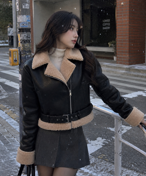 KOLEAT（コレット）の「[ベルト脱着] WOMENクロップオーバーフィット マスタングフリースジャケット Black_Beige [ライダーver.]（ムートンコート・レディース・ブラック×ベージュ・FREE）」の16枚目の写真