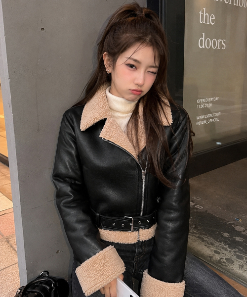 KOLEAT（コレット）の「[ベルト脱着] WOMENクロップオーバーフィット マスタングフリースジャケット Black_Beige [ライダーver.]（ムートンコート・レディース・ブラック×ベージュ・FREE）」の18枚目の写真