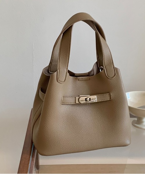 FINEnough(ファインナフ)の「ミニポーチ付きバックル2WAYショルダーバッグ(ショルダーバッグ・レディース・アイボリー/ブラック/ブラウン/キャメル/ベージュ・FREE)」の4枚目の写真
