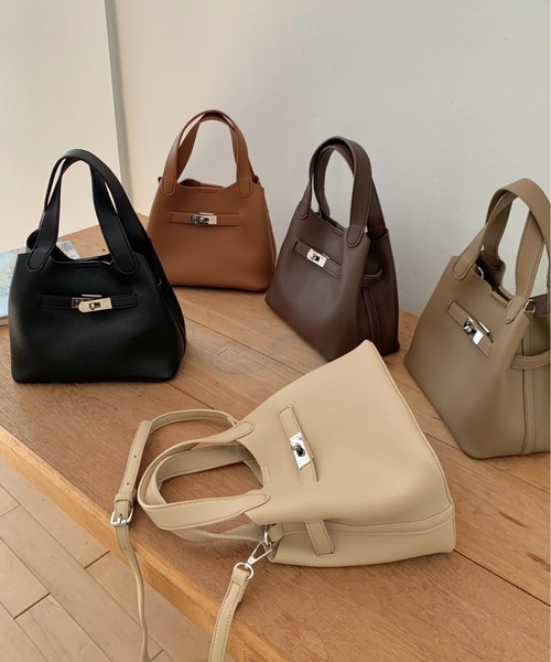 FINEnough(ファインナフ)の「ミニポーチ付きバックル2WAYショルダーバッグ(ショルダーバッグ・レディース・アイボリー/ブラック/ブラウン/キャメル/ベージュ・FREE)」の2枚目の写真