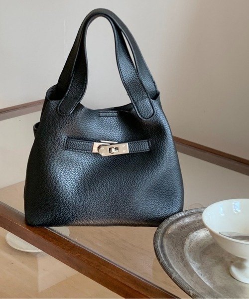 FINEnough(ファインナフ)の「ミニポーチ付きバックル2WAYショルダーバッグ(ショルダーバッグ・レディース・アイボリー/ブラック/ブラウン/キャメル/ベージュ・FREE)」の1枚目の写真
