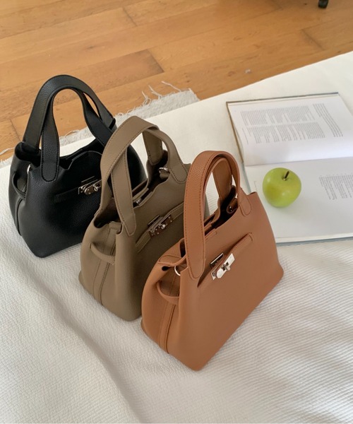 FINEnough(ファインナフ)の「ミニポーチ付きバックル2WAYショルダーバッグ(ショルダーバッグ・レディース・アイボリー/ブラック/ブラウン/キャメル/ベージュ・FREE)」の6枚目の写真