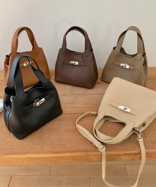FINEnough(ファインナフ)の「ミニポーチ付きバックル2WAYショルダーバッグ(ショルダーバッグ・レディース・アイボリー/ブラック/ブラウン/キャメル/ベージュ・FREE)」の7枚目の写真
