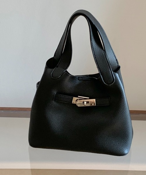 FINEnough(ファインナフ)の「ミニポーチ付きバックル2WAYショルダーバッグ(ショルダーバッグ・レディース・アイボリー/ブラック/ブラウン/キャメル/ベージュ・FREE)」の8枚目の写真