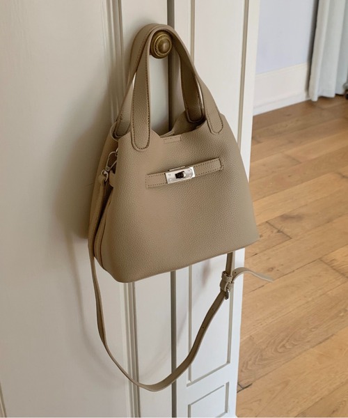 FINEnough(ファインナフ)の「ミニポーチ付きバックル2WAYショルダーバッグ(ショルダーバッグ・レディース・アイボリー/ブラック/ブラウン/キャメル/ベージュ・FREE)」の10枚目の写真