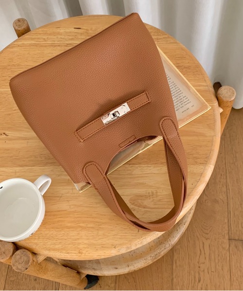 FINEnough(ファインナフ)の「ミニポーチ付きバックル2WAYショルダーバッグ(ショルダーバッグ・レディース・アイボリー/ブラック/ブラウン/キャメル/ベージュ・FREE)」の13枚目の写真