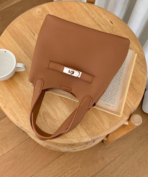 FINEnough(ファインナフ)の「ミニポーチ付きバックル2WAYショルダーバッグ(ショルダーバッグ・レディース・アイボリー/ブラック/ブラウン/キャメル/ベージュ・FREE)」の17枚目の写真