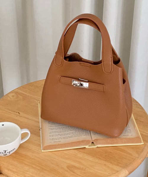 FINEnough(ファインナフ)の「ミニポーチ付きバックル2WAYショルダーバッグ(ショルダーバッグ・レディース・アイボリー/ブラック/ブラウン/キャメル/ベージュ・FREE)」の18枚目の写真