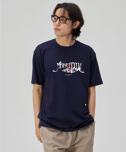 MAKEITTO（メイキット）の「[FISH LETTERING] CREW NECK TEE_NAVY（Tシャツ/カットソー・メンズ・その他・M/L/XL/XXL）」の2枚目の写真