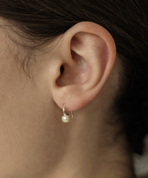 HAS（ハズ）の「HON017 Flat pearl hook Earrings（ピアス（両耳用））」