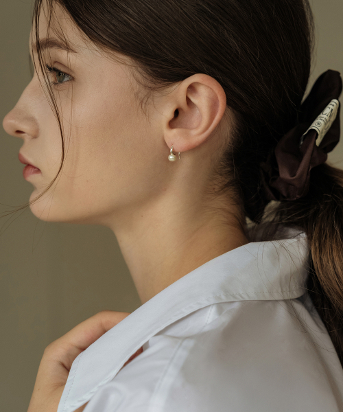 HAS（ハズ）の「HON017 Flat pearl hook Earrings（ピアス（両耳用）・レディース・シルバー・FREE）」の2枚目の写真