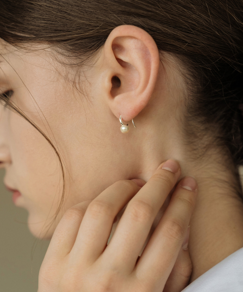 HAS（ハズ）の「HON017 Flat pearl hook Earrings（ピアス（両耳用）・レディース・シルバー・FREE）」の3枚目の写真