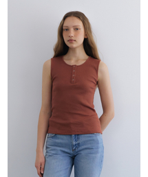 UNNOUT（アナウト）の「RIBBED HENLEY NECK SLEEVELESS SHIRT BRICK（Tシャツ/カットソー）」