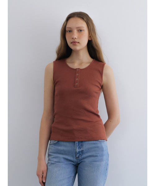 UNNOUT(アナウト)の「RIBBED HENLEY NECK SLEEVELESS SHIRT BRICK(Tシャツ/カットソー・レディース・その他・ONE SIZE)」の1枚目の写真
