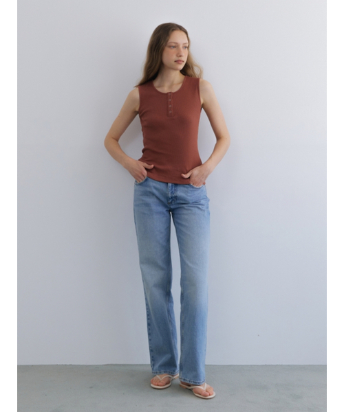 UNNOUT(アナウト)の「RIBBED HENLEY NECK SLEEVELESS SHIRT BRICK(Tシャツ/カットソー・レディース・その他・ONE SIZE)」の2枚目の写真