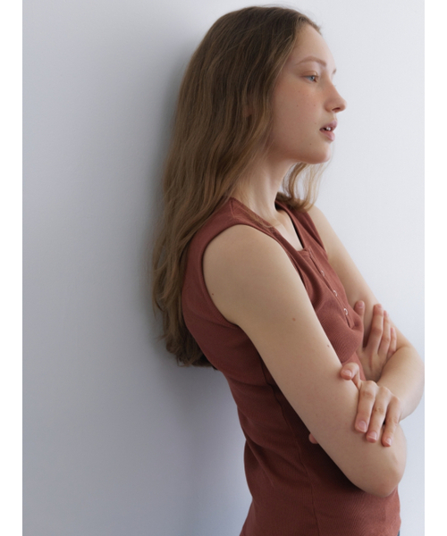 UNNOUT(アナウト)の「RIBBED HENLEY NECK SLEEVELESS SHIRT BRICK(Tシャツ/カットソー・レディース・その他・ONE SIZE)」の3枚目の写真