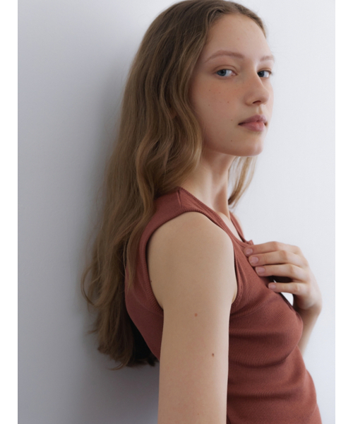 UNNOUT(アナウト)の「RIBBED HENLEY NECK SLEEVELESS SHIRT BRICK(Tシャツ/カットソー・レディース・その他・ONE SIZE)」の4枚目の写真