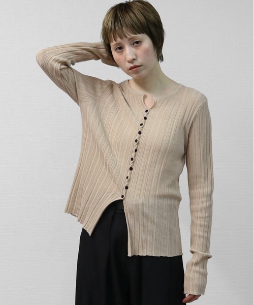 THE CELL.（ザセルドット）の「アシンメトリーボタンキーネックリブカーディガン　ASYMMETRIC BUTTON KEYNECK RIBBED CARDIGAN（カーディガン/ボレロ・レディース・ベージュ/アイボリー/ブラック・FREE）」の17枚目の写真