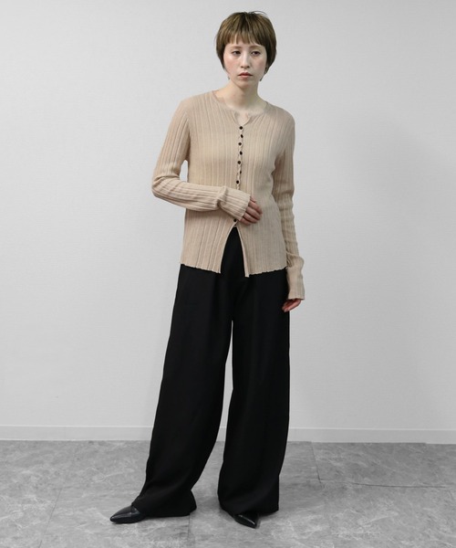 THE CELL.（ザセルドット）の「アシンメトリーボタンキーネックリブカーディガン　ASYMMETRIC BUTTON KEYNECK RIBBED CARDIGAN（カーディガン/ボレロ・レディース・ベージュ/アイボリー/ブラック・FREE）」の13枚目の写真