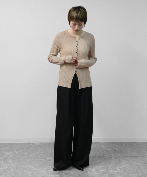 THE CELL.（ザセルドット）の「アシンメトリーボタンキーネックリブカーディガン　ASYMMETRIC BUTTON KEYNECK RIBBED CARDIGAN（カーディガン/ボレロ・レディース・ベージュ/アイボリー/ブラック・FREE）」の14枚目の写真