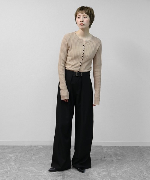 THE CELL.（ザセルドット）の「アシンメトリーボタンキーネックリブカーディガン　ASYMMETRIC BUTTON KEYNECK RIBBED CARDIGAN（カーディガン/ボレロ・レディース・ベージュ/アイボリー/ブラック・FREE）」の16枚目の写真