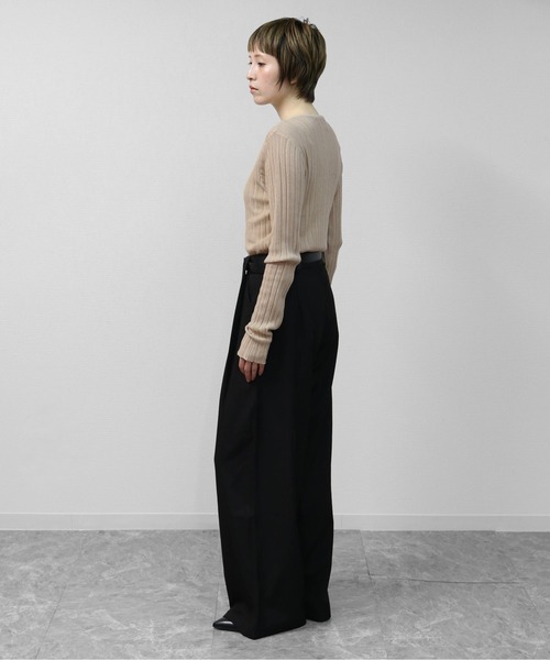 THE CELL.（ザセルドット）の「アシンメトリーボタンキーネックリブカーディガン　ASYMMETRIC BUTTON KEYNECK RIBBED CARDIGAN（カーディガン/ボレロ・レディース・ベージュ/アイボリー/ブラック・FREE）」の7枚目の写真