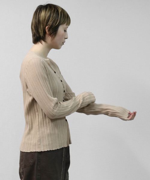THE CELL.（ザセルドット）の「アシンメトリーボタンキーネックリブカーディガン　ASYMMETRIC BUTTON KEYNECK RIBBED CARDIGAN（カーディガン/ボレロ・レディース・ベージュ/アイボリー/ブラック・FREE）」の10枚目の写真