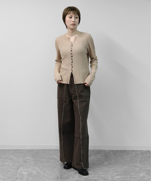 THE CELL.（ザセルドット）の「アシンメトリーボタンキーネックリブカーディガン　ASYMMETRIC BUTTON KEYNECK RIBBED CARDIGAN（カーディガン/ボレロ・レディース・ベージュ/アイボリー/ブラック・FREE）」の12枚目の写真