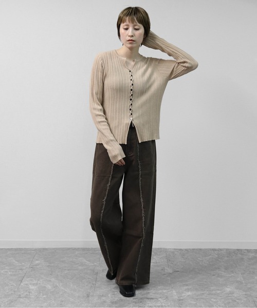 THE CELL.（ザセルドット）の「アシンメトリーボタンキーネックリブカーディガン　ASYMMETRIC BUTTON KEYNECK RIBBED CARDIGAN（カーディガン/ボレロ・レディース・ベージュ/アイボリー/ブラック・FREE）」の11枚目の写真