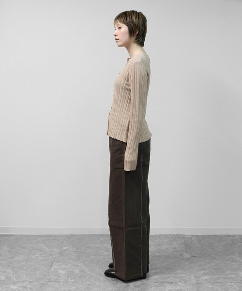 THE CELL.（ザセルドット）の「アシンメトリーボタンキーネックリブカーディガン　ASYMMETRIC BUTTON KEYNECK RIBBED CARDIGAN（カーディガン/ボレロ・レディース・ベージュ/アイボリー/ブラック・FREE）」の4枚目の写真