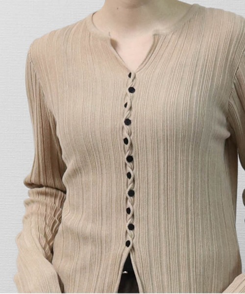 THE CELL.（ザセルドット）の「アシンメトリーボタンキーネックリブカーディガン　ASYMMETRIC BUTTON KEYNECK RIBBED CARDIGAN（カーディガン/ボレロ・レディース・ベージュ/アイボリー/ブラック・FREE）」の6枚目の写真