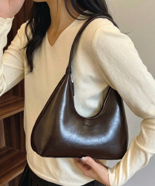 Maison Calme(メゾンカルム)の「シンプルデザインフェイクレザー三日月型ショルダーバック オールシーズン(ショルダーバッグ・レディース・ブラック/ホワイト/レッド/ブラウン・F)」の3枚目の写真