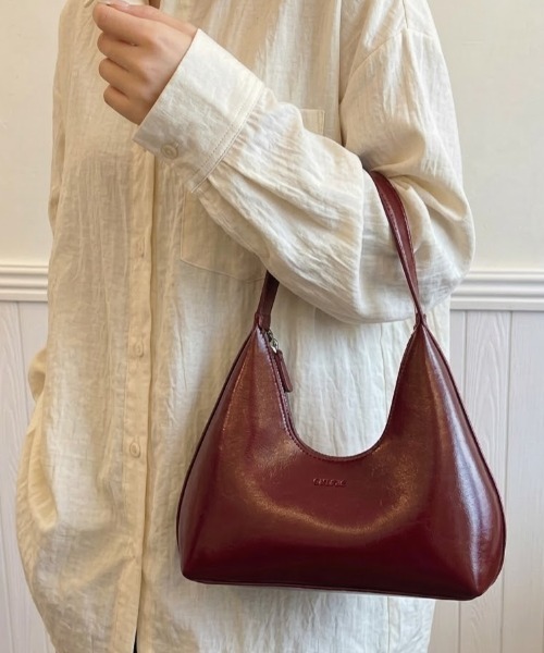 Maison Calme(メゾンカルム)の「シンプルデザインフェイクレザー三日月型ショルダーバック オールシーズン(ショルダーバッグ・レディース・ブラック/ホワイト/レッド/ブラウン・F)」の4枚目の写真