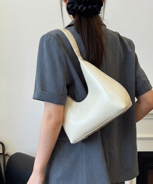 Maison Calme(メゾンカルム)の「シンプルデザインフェイクレザー三日月型ショルダーバック オールシーズン(ショルダーバッグ・レディース・ブラック/ホワイト/レッド/ブラウン・F)」の2枚目の写真