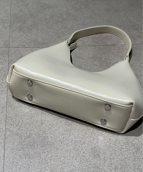 Maison Calme(メゾンカルム)の「シンプルデザインフェイクレザー三日月型ショルダーバック オールシーズン(ショルダーバッグ・レディース・ブラック/ホワイト/レッド/ブラウン・F)」の14枚目の写真
