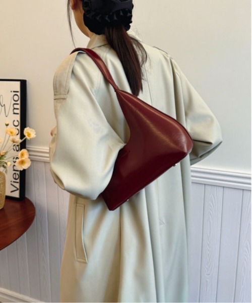 Maison Calme(メゾンカルム)の「シンプルデザインフェイクレザー三日月型ショルダーバック オールシーズン(ショルダーバッグ・レディース・ブラック/ホワイト/レッド/ブラウン・F)」の8枚目の写真