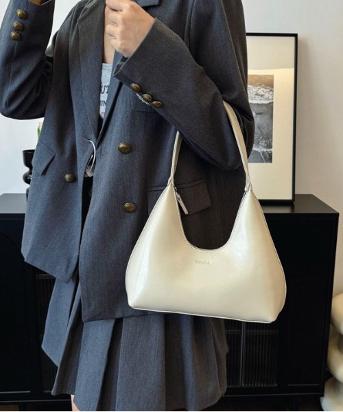 Maison Calme(メゾンカルム)の「シンプルデザインフェイクレザー三日月型ショルダーバック オールシーズン(ショルダーバッグ・レディース・ブラック/ホワイト/レッド/ブラウン・F)」の19枚目の写真