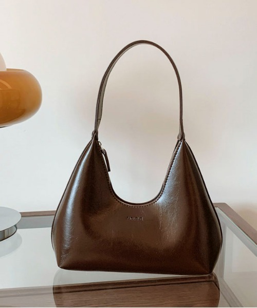 Maison Calme(メゾンカルム)の「シンプルデザインフェイクレザー三日月型ショルダーバック オールシーズン(ショルダーバッグ・レディース・ブラック/ホワイト/レッド/ブラウン・F)」の10枚目の写真