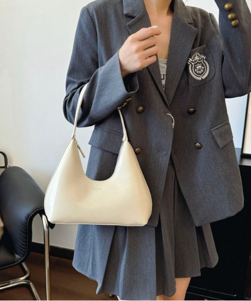 Maison Calme(メゾンカルム)の「シンプルデザインフェイクレザー三日月型ショルダーバック オールシーズン(ショルダーバッグ・レディース・ブラック/ホワイト/レッド/ブラウン・F)」の20枚目の写真
